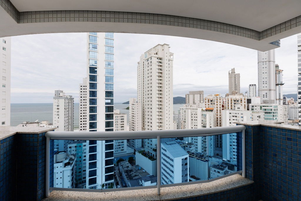 Apto Pronto em Balneário Camboriú, com 252,36m² área privativa sendo, 2 suítes, 2 vagas de garagem