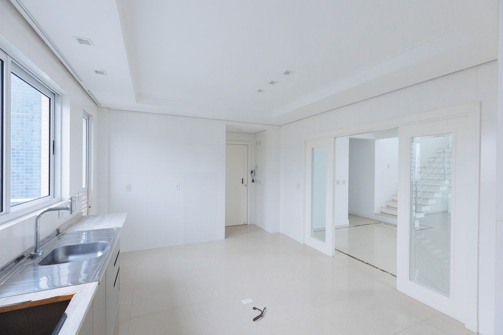 Apto Pronto em Balneário Camboriú, com 252,36m² área privativa sendo, 2 suítes, 2 vagas de garagem