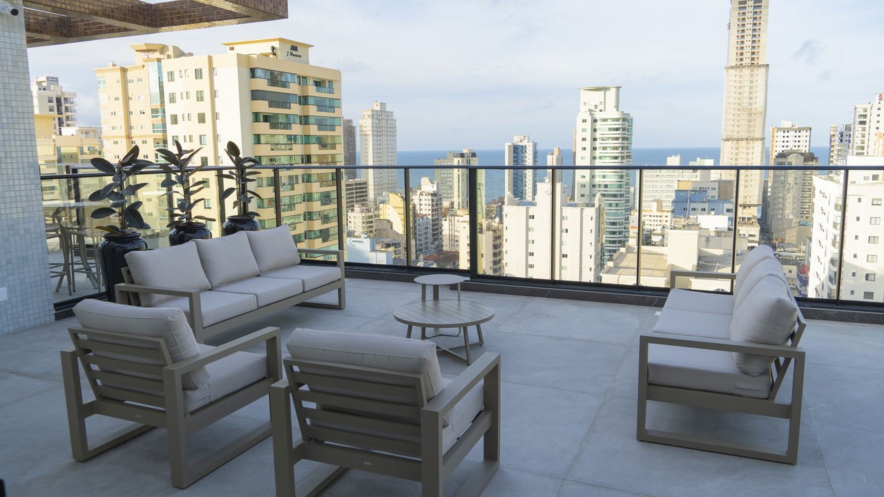 Apto Pronto em Itapema/SC bairro Meia Praia, com 116,58m² área privativa, sendo 3 suítes, 3 vagas de garagem, área de lazer completa