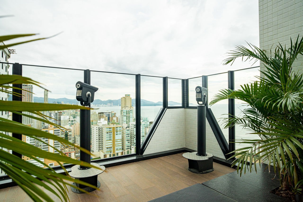 Apto Pronto em Itapema, bairro Meia Praia, com 179m² área privativa, sendo 4 suítes, 3 vagas de garagem, área de lazer completa