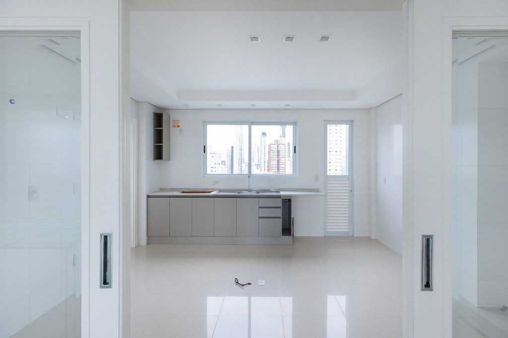 Apto Pronto em Balneário Camboriú, com 252,36m² área privativa sendo, 2 suítes, 2 vagas de garagem