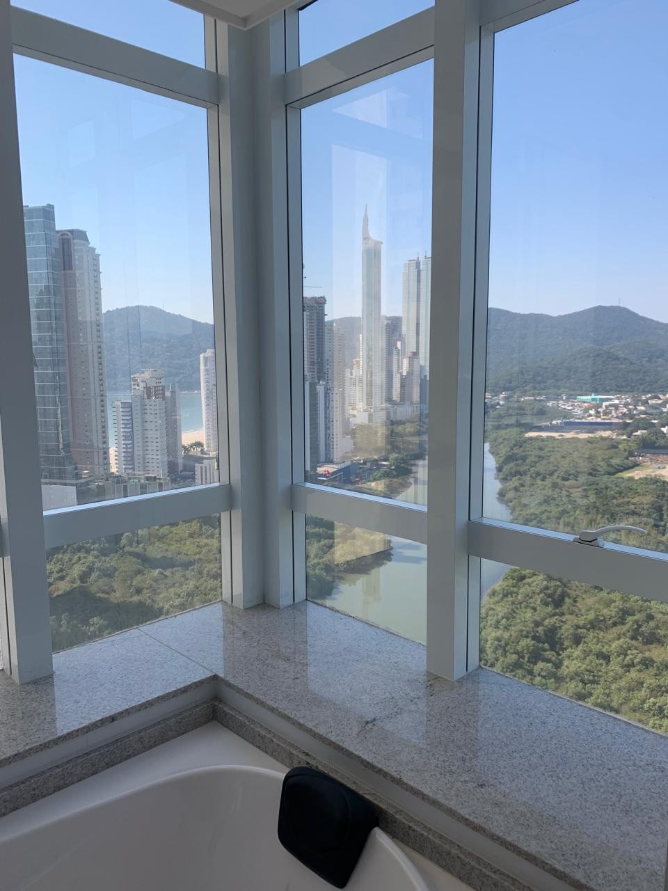 Apto Pronto para morar em Balneário Camboriú, com 182m²área privativa sendo 3 suítes, 3 vagas de garagem, área de lazer completa