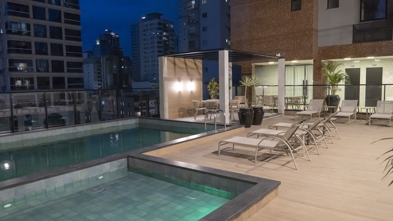 Apto Pronto em Itapema/SC bairro Meia Praia, com 116,58m² área privativa, sendo 3 suítes, 3 vagas de garagem, área de lazer completa