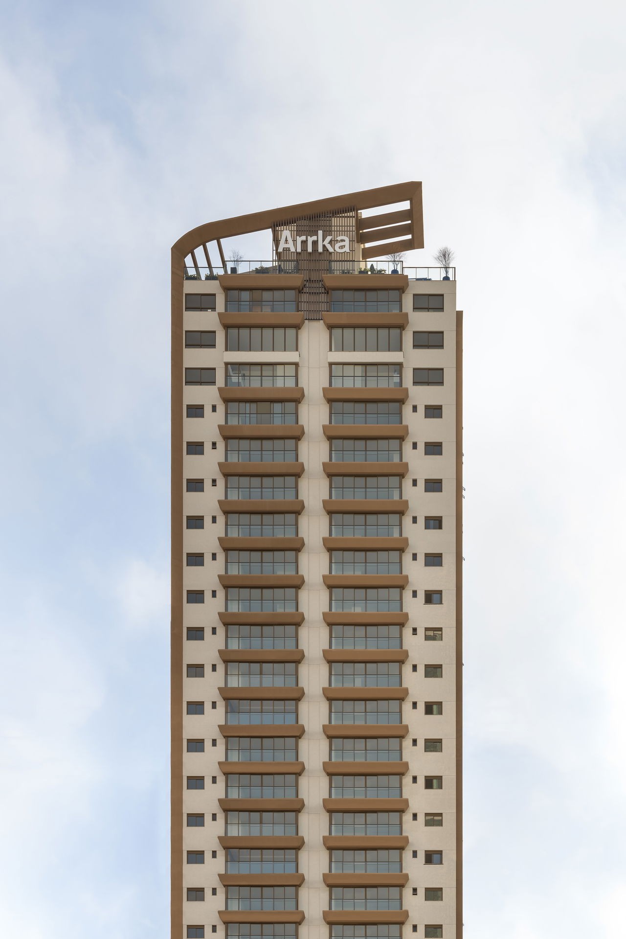Apto Pronto em Balneário Camboriú, com 138,07m² área privativa sendo 4 suítes, 3 vagas de garagem, área de lazer completa