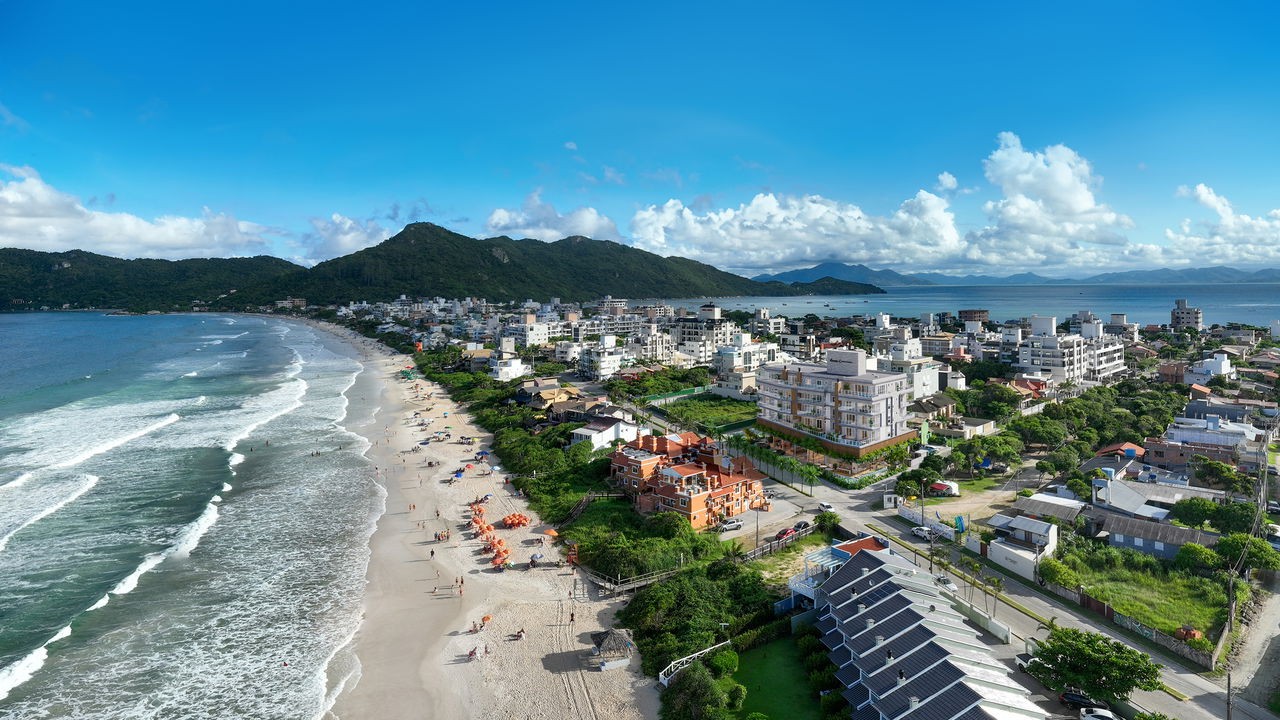 Apto em Construção em Bombinhas/SC com124,60m²área privativa, sendo 3 suítes, 2 vagas de garagem, área de lazer completa