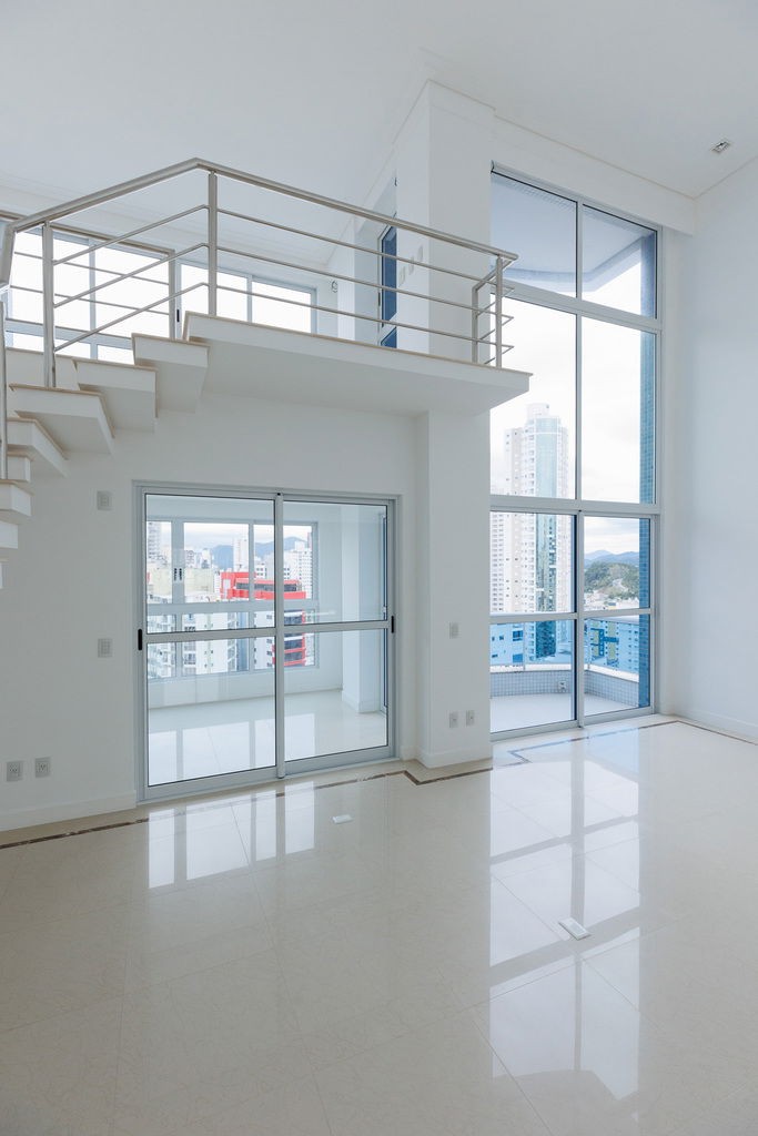 Apto Pronto em Balneário Camboriú, com 252,36m² área privativa sendo, 2 suítes, 2 vagas de garagem