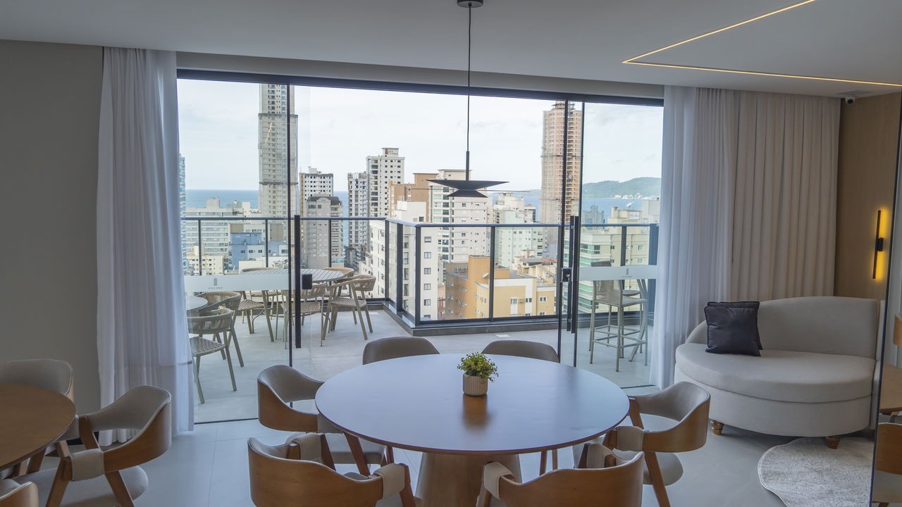 Apto Pronto em Itapema/SC bairro Meia Praia, com 116,58m² área privativa, sendo 3 suítes, 3 vagas de garagem, área de lazer completa
