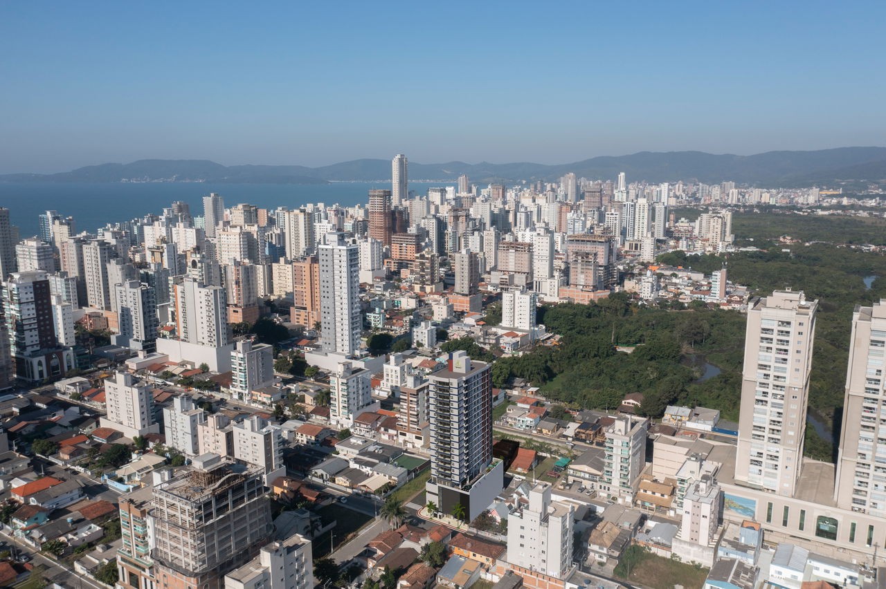 Apto em Construção em Itapema /SC bairro Meia Praia, com 122,10m² área privativa, sendo 3 suítes, 2 vaga de garagem, área de lazer completa