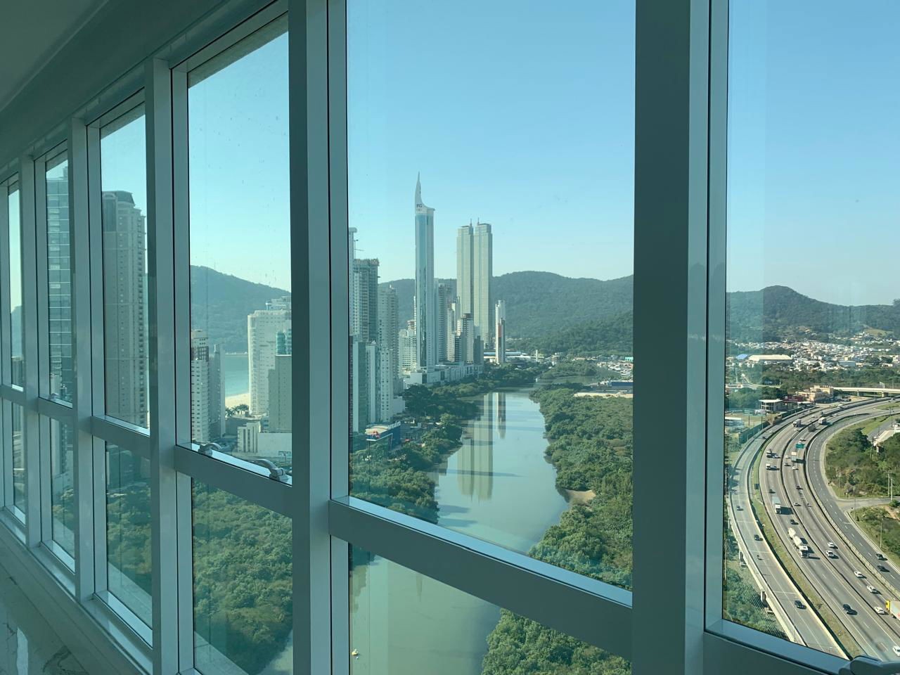 Apto Pronto para morar em Balneário Camboriú, com 182m²área privativa sendo 3 suítes, 3 vagas de garagem, área de lazer completa