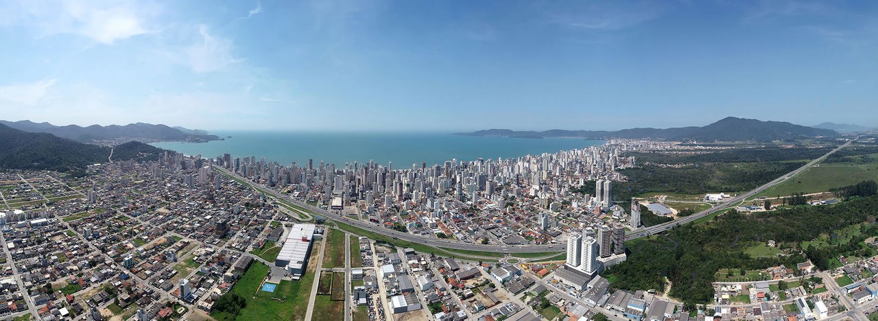 Apto Pronto em Itapema/SC Meia Praia, com 98m² área privativa, sendo 3 suítes, 2 vagas de garagem, área de lazer completa
