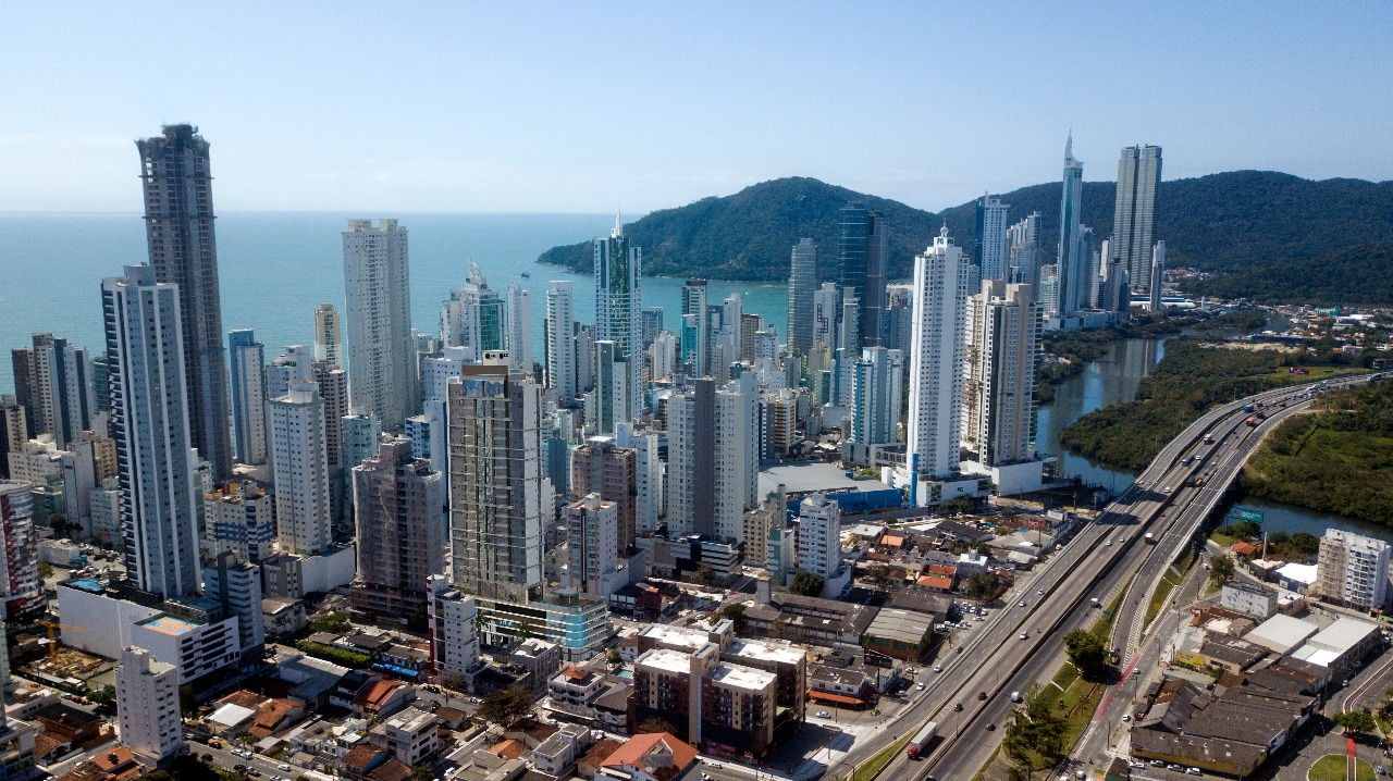 Apto em Construção em Balneário Camboriú, com 140,02m² área privativa sendo 4 suítes, 3 vagas de garagem