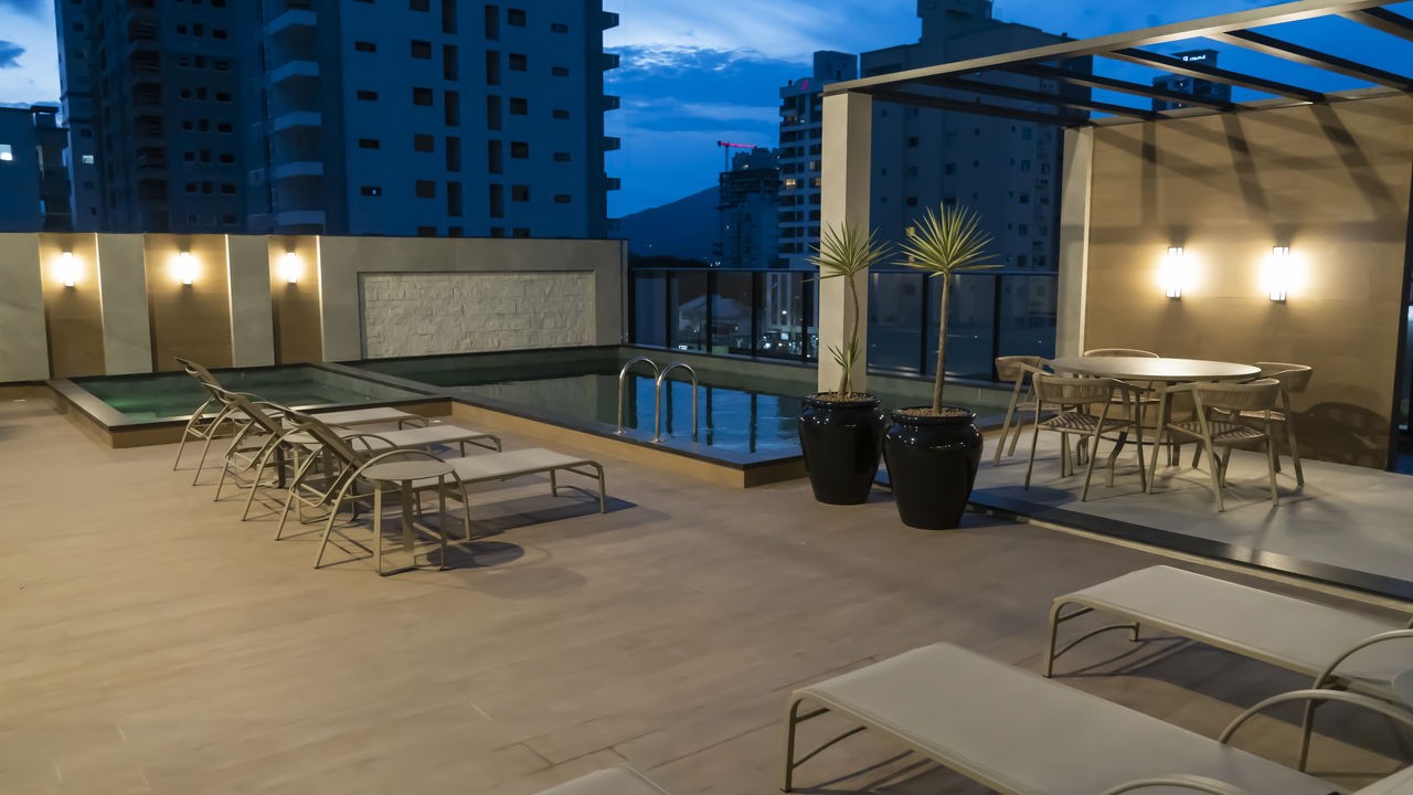 Apto Pronto em Itapema/SC bairro Meia Praia, com 116,58m² área privativa, sendo 3 suítes, 3 vagas de garagem, área de lazer completa