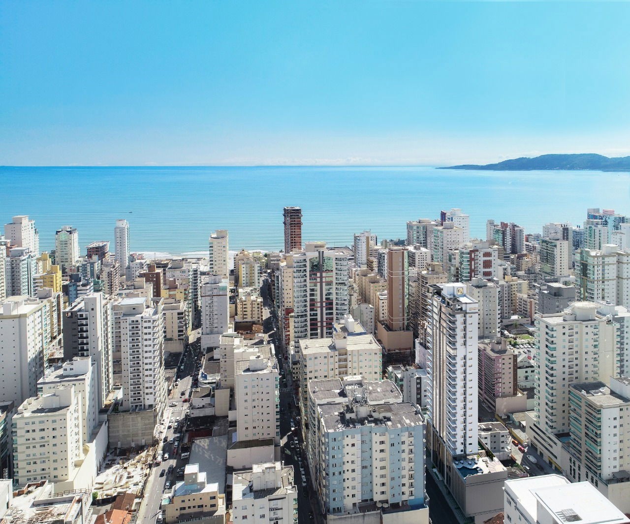 Apto Pronto em Itapema/SC bairro Meia Praia, com 143,65m² área privativa sendo 4 suítes, 3 vagas de garagem, área de lazer completa