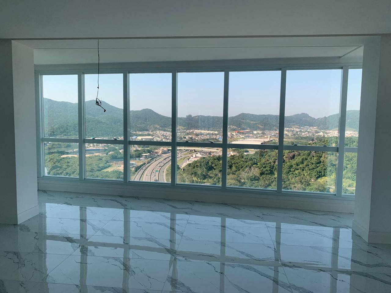 Apto Pronto para morar em Balneário Camboriú, com 182m²área privativa sendo 3 suítes, 3 vagas de garagem, área de lazer completa