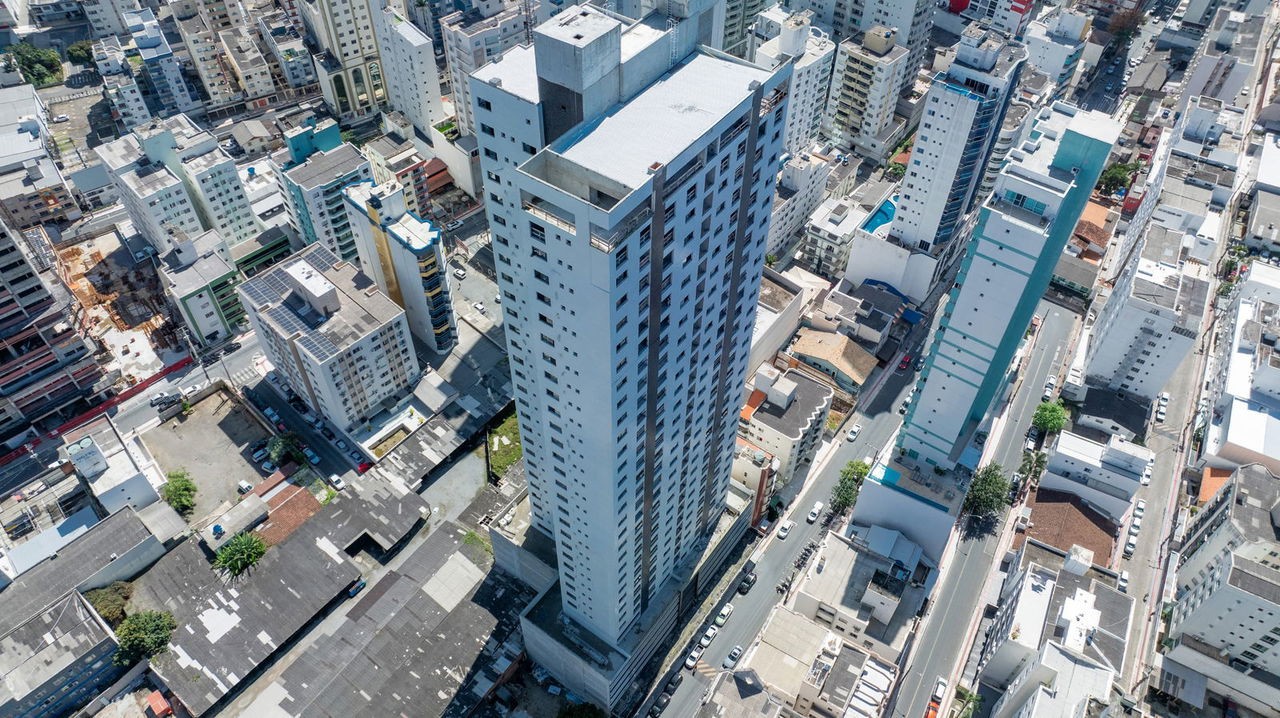 Apto Pronto m Balneário Camboriú, com 350m² área privativa sendo, 4 suítes, 3 vagas de garagem, área de lazer completa