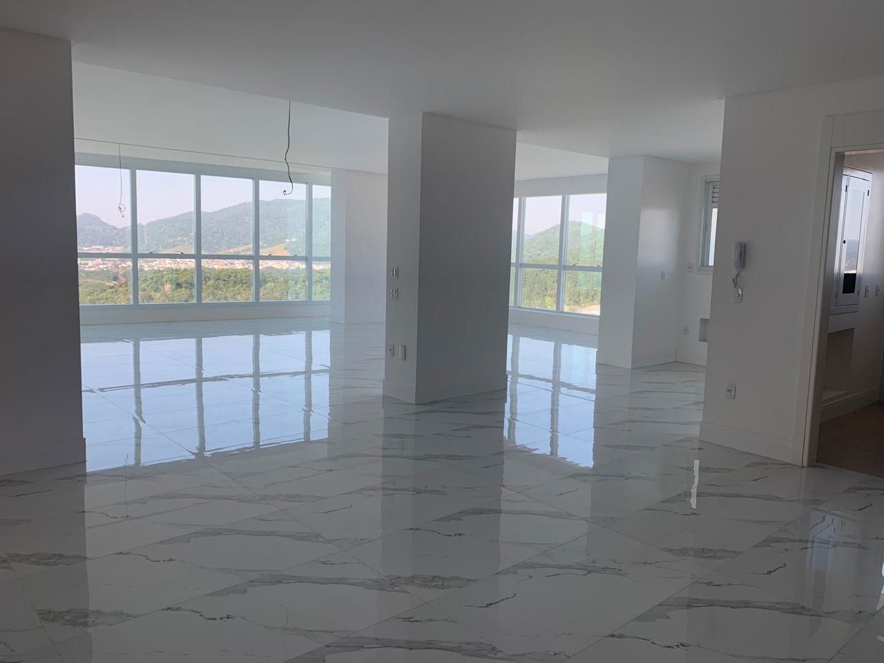 Apto Pronto para morar em Balneário Camboriú, com 182m²área privativa sendo 3 suítes, 3 vagas de garagem, área de lazer completa
