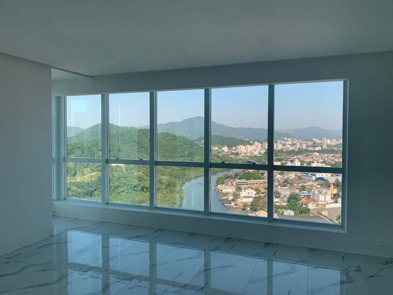 Apto Pronto para morar em Balneário Camboriú, com 182m²área privativa sendo 3 suítes, 3 vagas de garagem, área de lazer completa