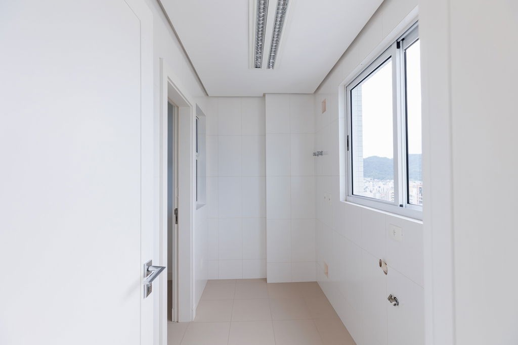 Apto Pronto em Balneário Camboriú, com 252,36m² área privativa sendo, 2 suítes, 2 vagas de garagem