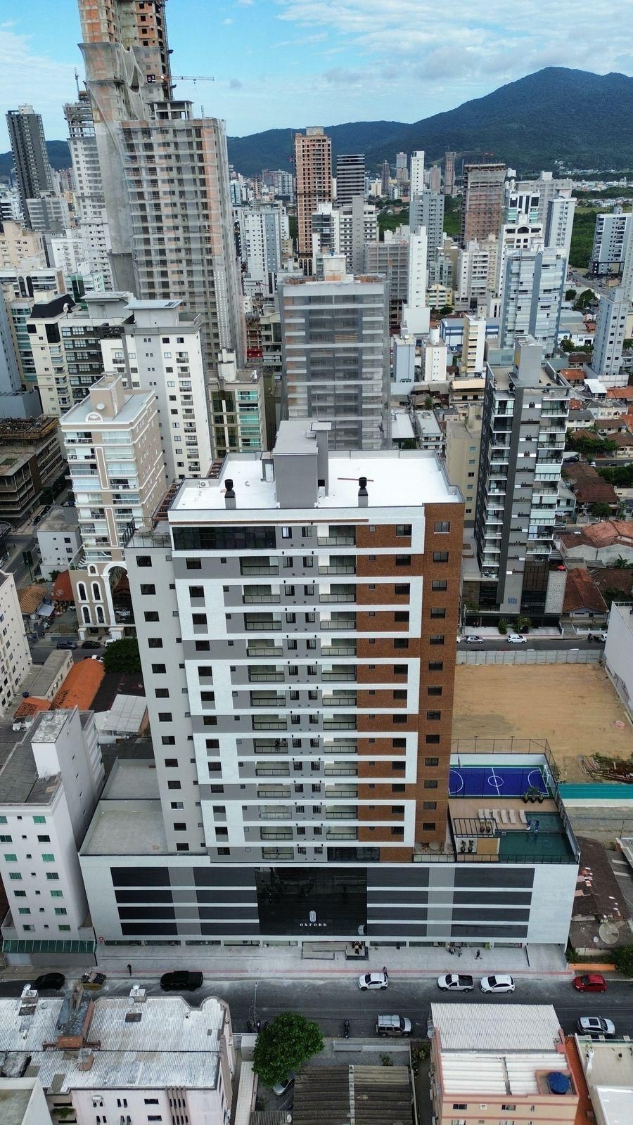 Apto Pronto em Itapema/SC bairro Meia Praia, com 116,58m² área privativa, sendo 3 suítes, 3 vagas de garagem, área de lazer completa