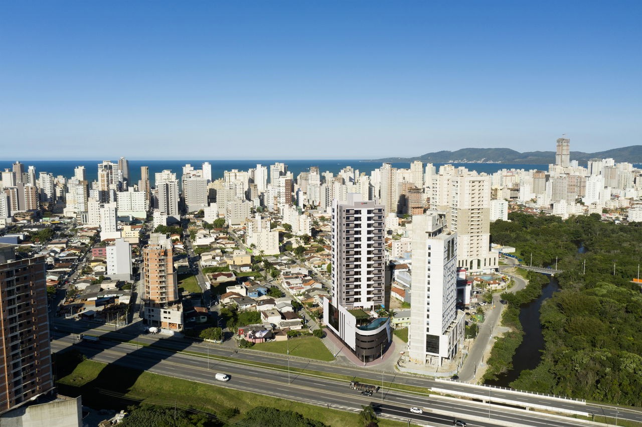Apto Em Consrução em Itapema/SC bairro Meia Praia, com 104m² área privativa sendo 3 suítes, 2 vagas de garagem área de lazer completa