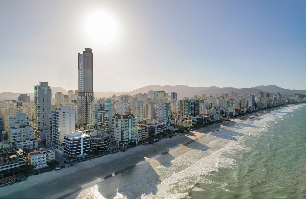 Apto Em Construção em Itapema/SC bairro Meia Praia, com 185.2m² Área privativa, sendo 4 suítes, 3 vagas de garagem, área de lazer completa