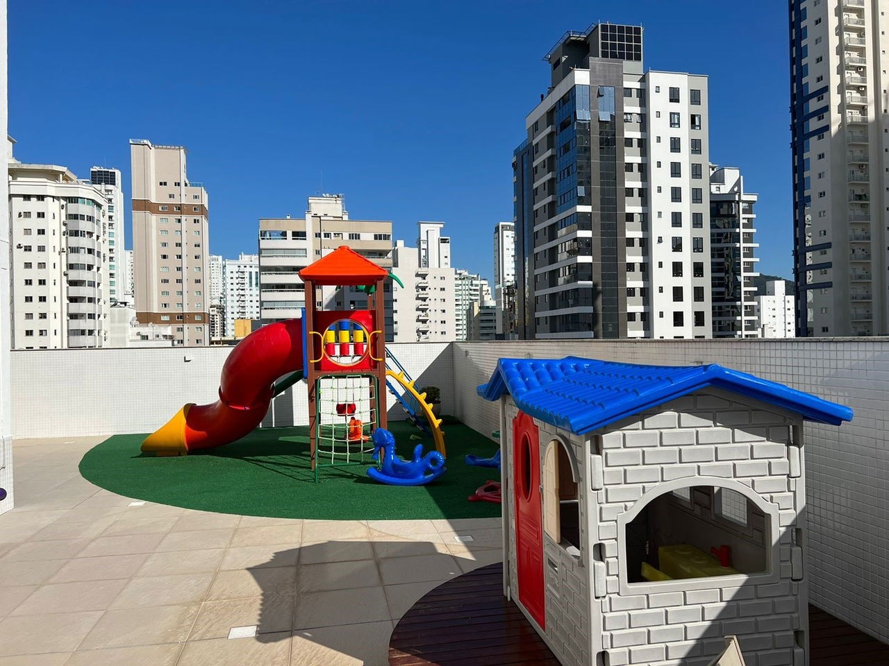 Apto Pronto em Balneário Camboriú, com 133,94m² área privativa, sendo 4 suítes 3 vagas de garagem, área de lazer completa