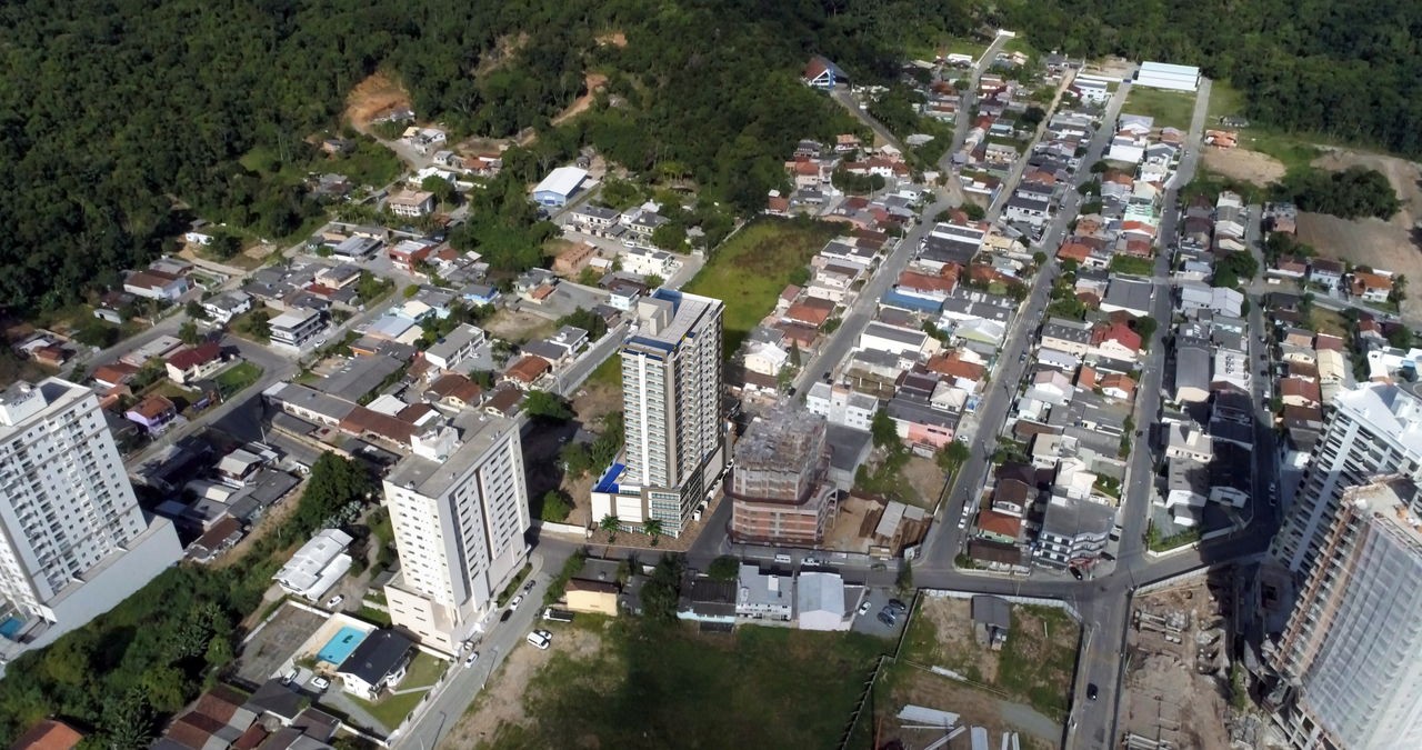 Apto em Construção em Itapema/SC bairro Tabuleiro, com 70m² área privativa, com 2 dormitórios sendo 1 suíte, 1vaga de garagem, área de lazer completa
