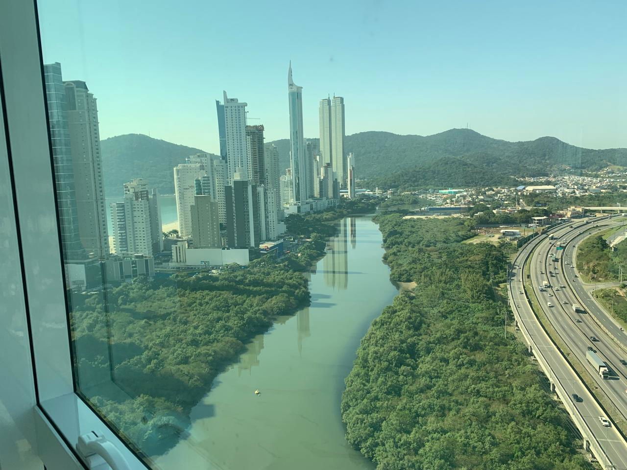 Apto Pronto para morar em Balneário Camboriú, com 182m²área privativa sendo 3 suítes, 3 vagas de garagem, área de lazer completa