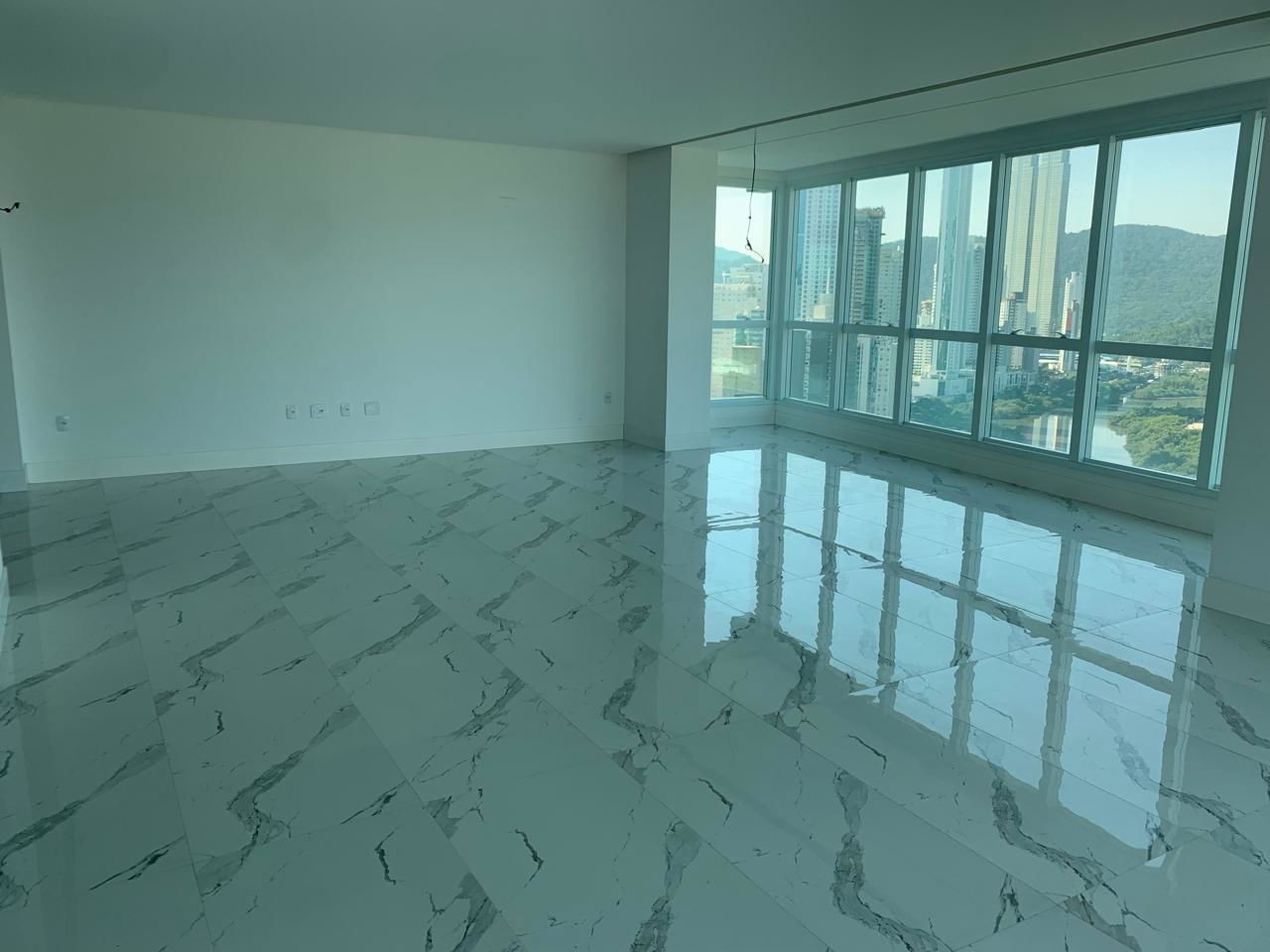 Apto Pronto para morar em Balneário Camboriú, com 182m²área privativa sendo 3 suítes, 3 vagas de garagem, área de lazer completa
