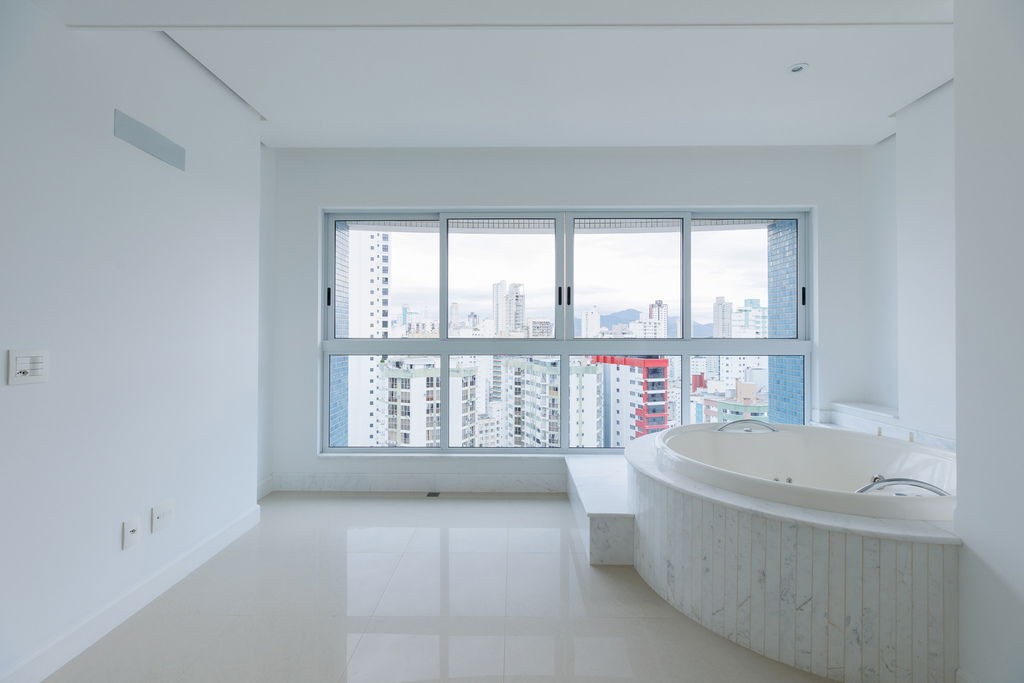 Apto Pronto em Balneário Camboriú, com 252,36m² área privativa sendo, 2 suítes, 2 vagas de garagem