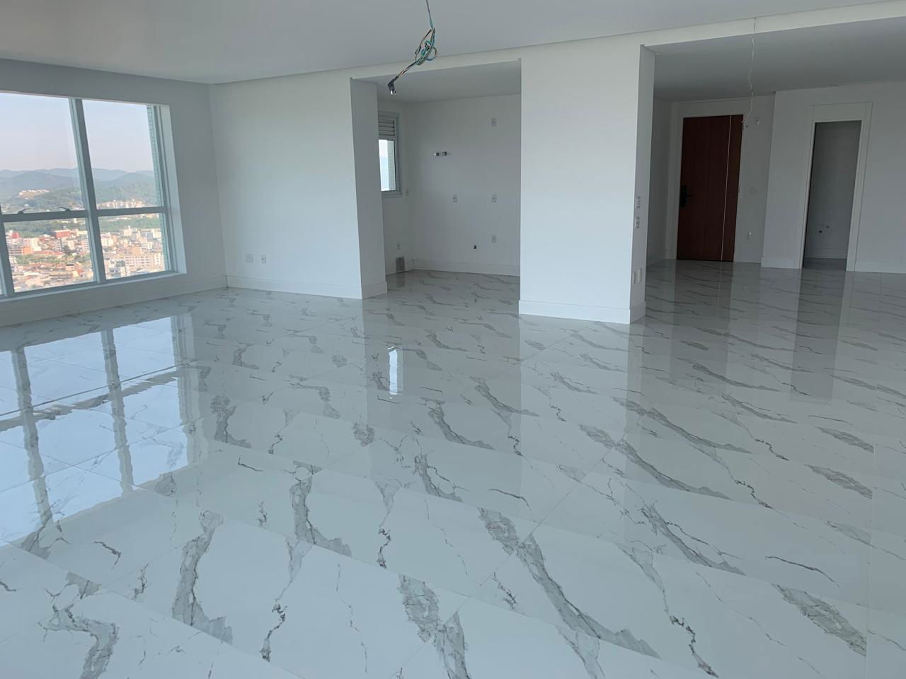 Apto Pronto para morar em Balneário Camboriú, com 182m²área privativa sendo 3 suítes, 3 vagas de garagem, área de lazer completa