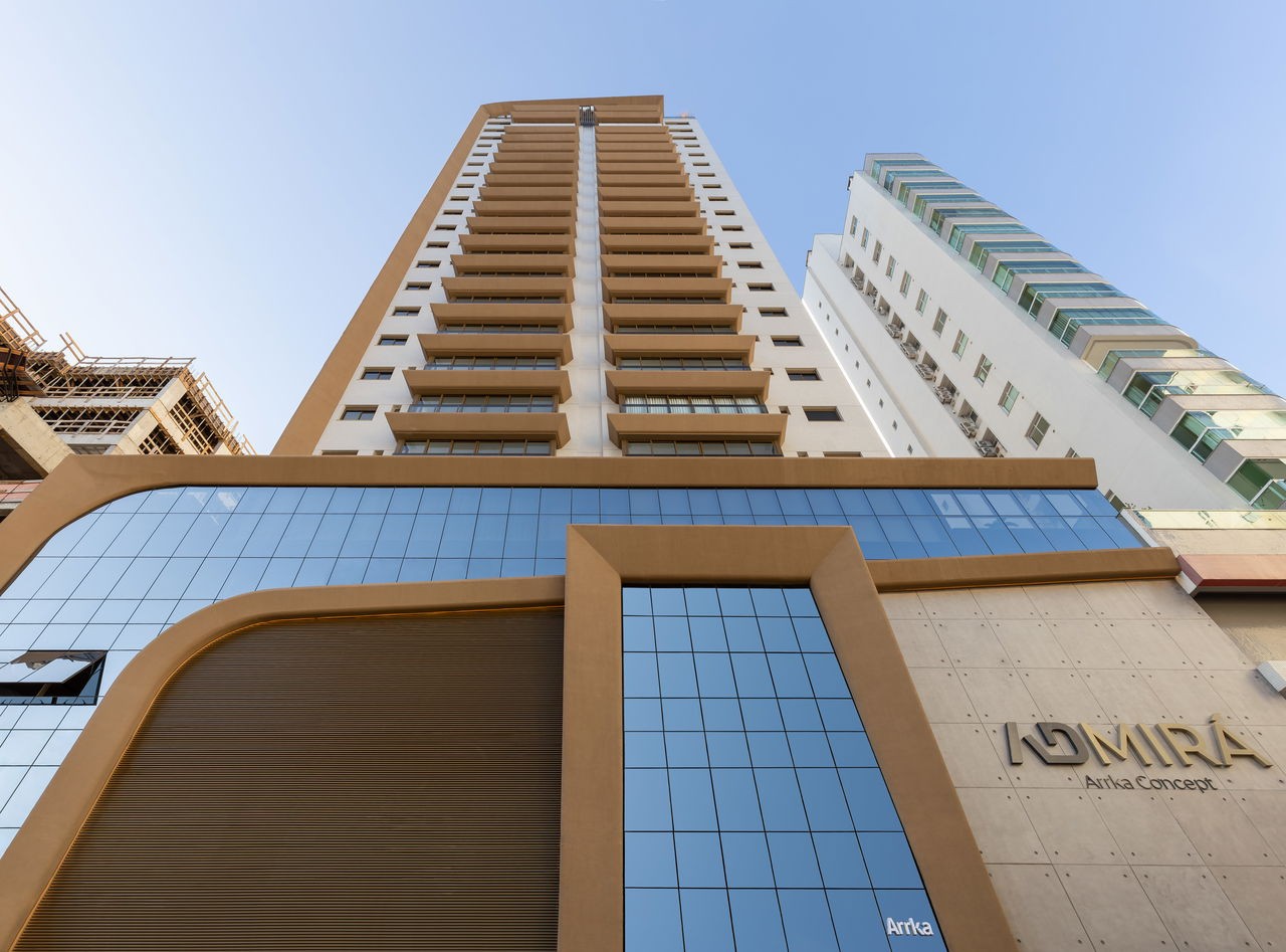 Apto Pronto em Balneário Camboriú, com 138,07m² área privativa sendo 4 suítes, 3 vagas de garagem, área de lazer completa