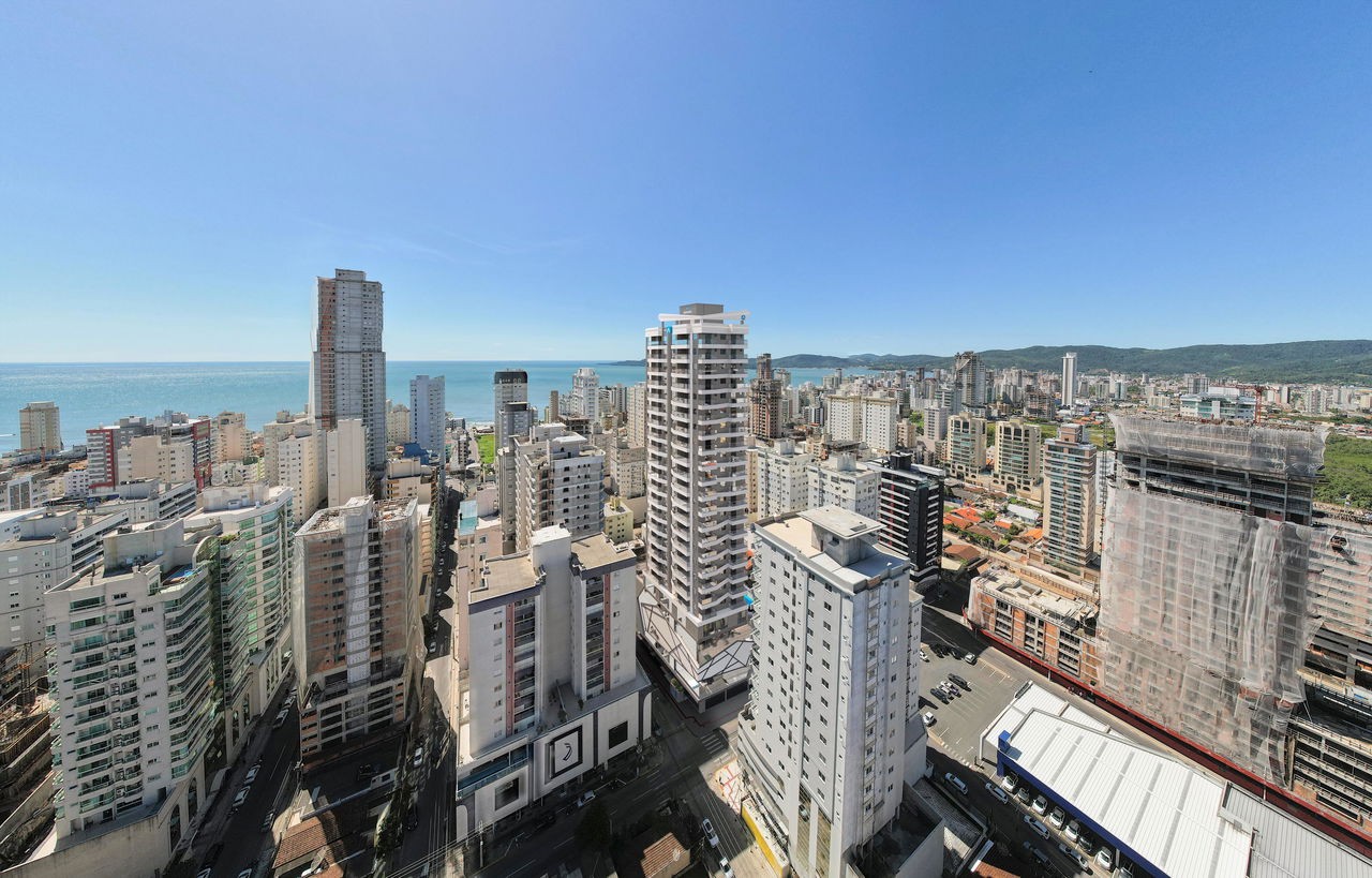 Apto Em Construção em Itapema/SC no bairro Meia Praia, com 135m² área privativa, sendo 3 suítes, 2 vagas de garagem, área de lazer completa