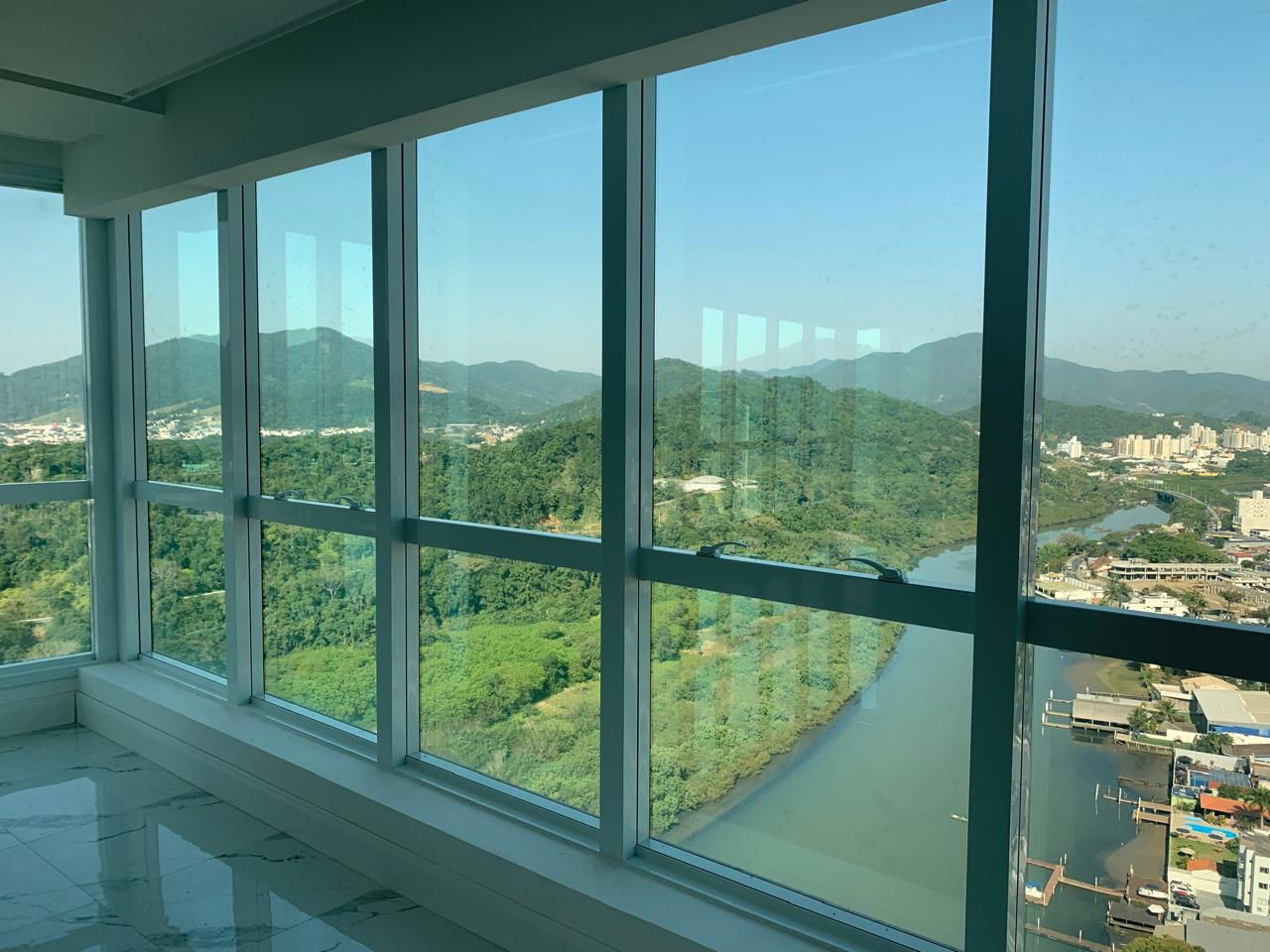 Apto Pronto para morar em Balneário Camboriú, com 182m²área privativa sendo 3 suítes, 3 vagas de garagem, área de lazer completa