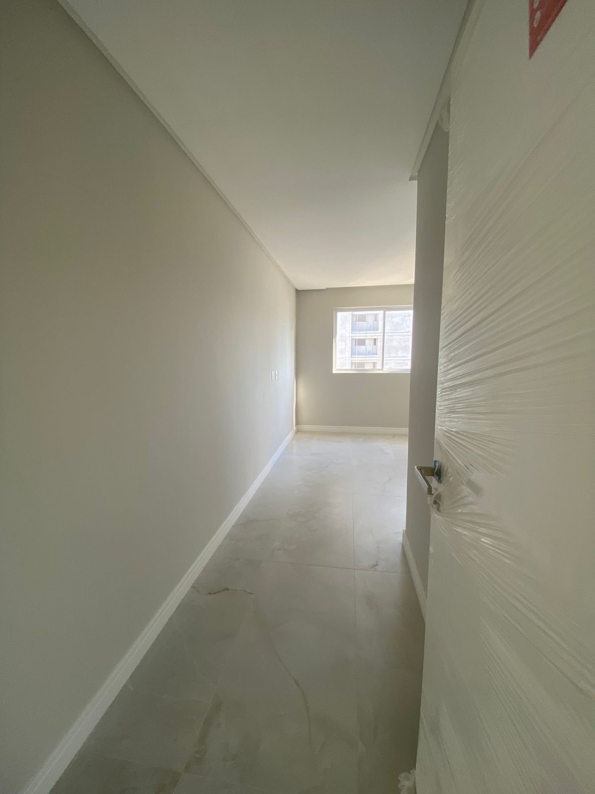 Apto Pronto de luxo na cidade de Balneário Camboriú/SC, no bairro Pioneiros, com 3 Suítes e 3 Vagas de Garagem. Localização Privilegiada. 210m do mar