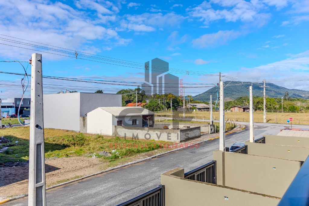 Casa Sobrado Novo em Itapema/SC no Sertão do Trombudo, com 120m², 2 suítes e 1 vaga de garagem. 35m² de terraço