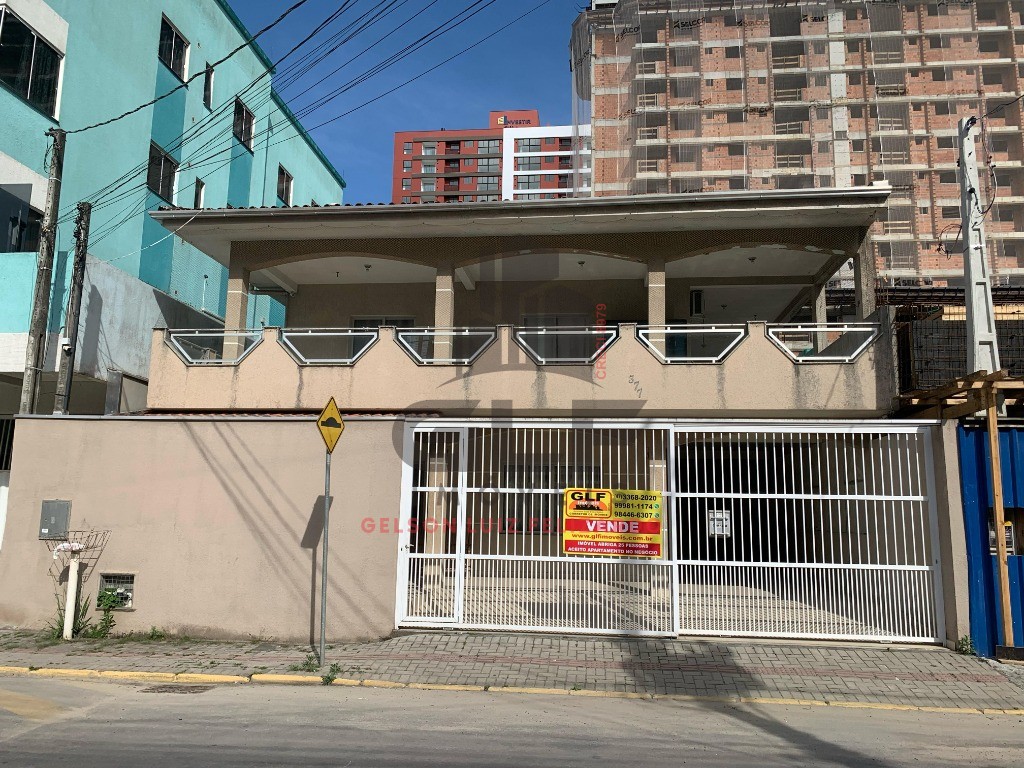Casa Pronta a 580 metros do Mar em Itapema/SC, bairro Morretes, com 4 Qtos, aceito apartamento no negócio, possui piscina, pebolim, sinuca