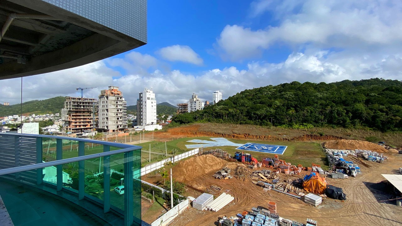 Apto Pronto em Itajaí, com 180m² área privativa, sendo 4 suítes, 3 vagas de garagem, área de lazer completa