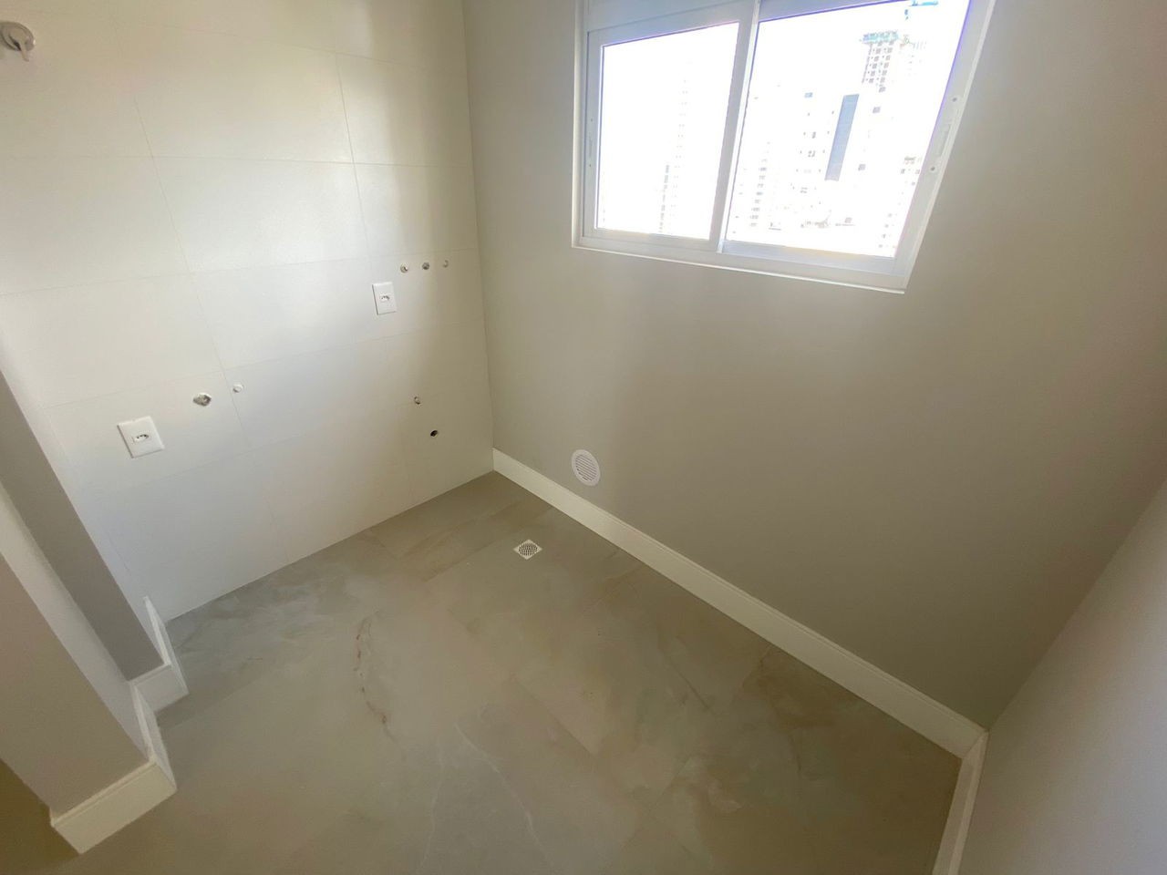Apto Pronto de luxo na cidade de Balneário Camboriú/SC, no bairro Pioneiros, com 3 Suítes e 3 Vagas de Garagem. Localização Privilegiada. 210m do mar