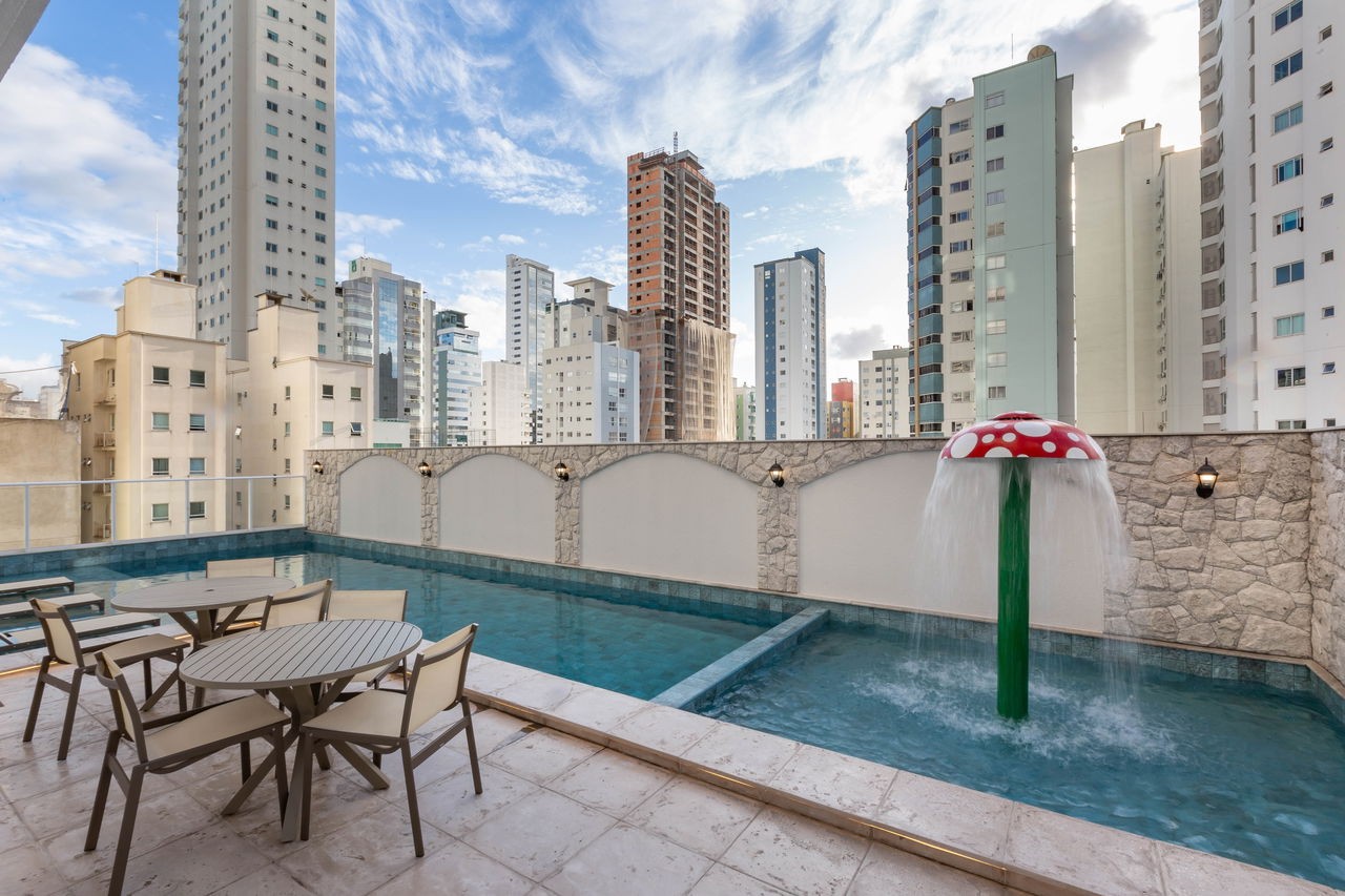 Apto Pronto de luxo na cidade de Balneário Camboriú/SC, no bairro Pioneiros, com 3 Suítes e 3 Vagas de Garagem. Localização Privilegiada. 210m do mar