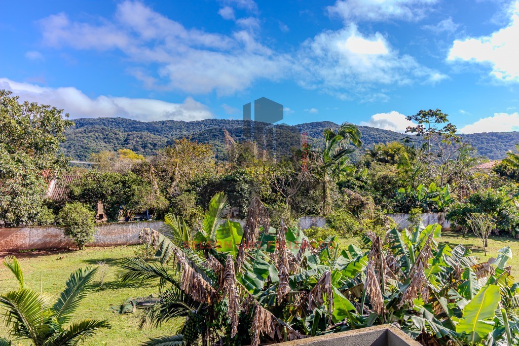 Casa Sobrado Novo em Itapema/SC no Sertão do Trombudo, com 120m², 2 suítes e 1 vaga de garagem. 35m² de terraço