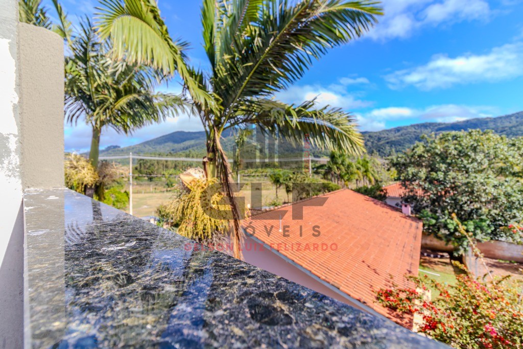Casa Sobrado Novo em Itapema/SC no Sertão do Trombudo, com 120m², 2 suítes e 1 vaga de garagem. 35m² de terraço