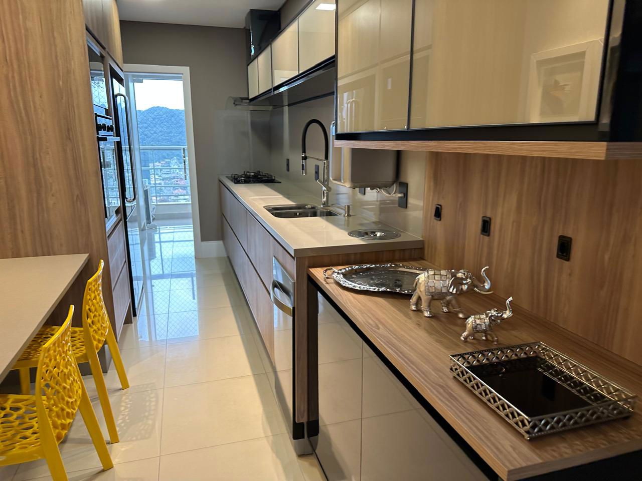 Apto Pronto em Balneário Camboriú, com 133,52m² área privativa sendo, 3 suítes, 3 vagas de garagem, área de lazer completa