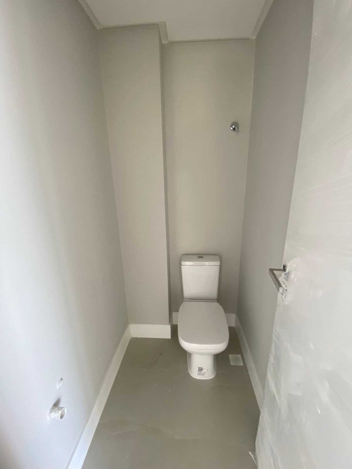 Apto Pronto de luxo na cidade de Balneário Camboriú/SC, no bairro Pioneiros, com 3 Suítes e 3 Vagas de Garagem. Localização Privilegiada. 210m do mar