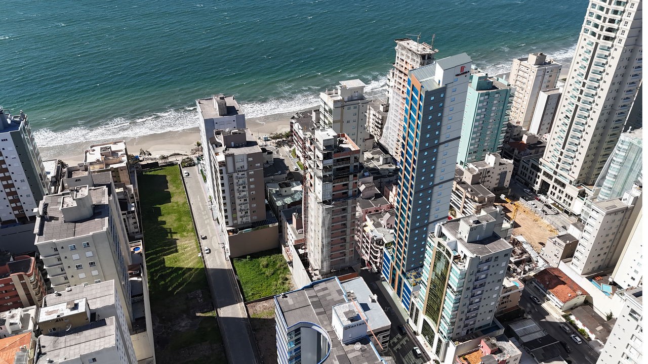 Apto em Construção em Itapema, bairro Meia Praia, sendo 4 suítes, 4 vagas de garagem, área de lazer completa