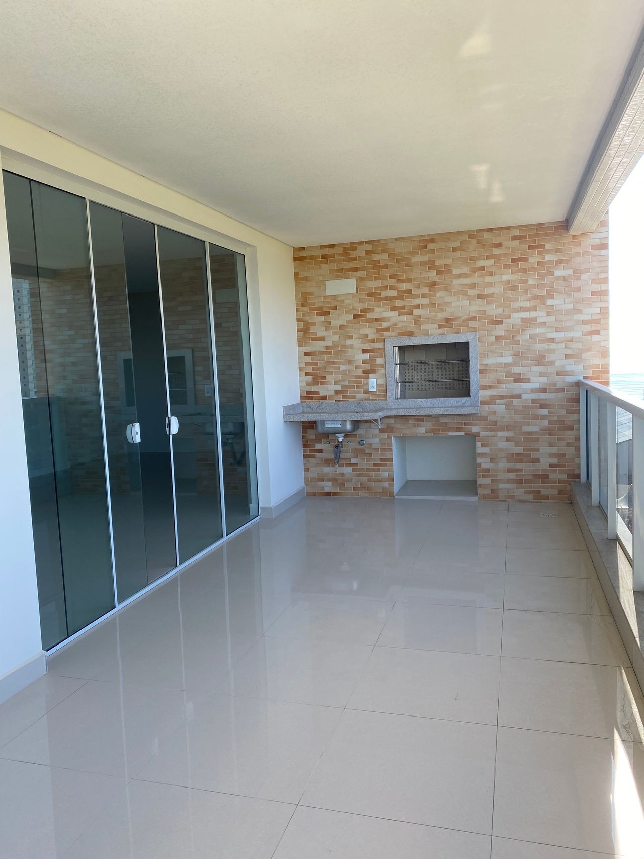 Apto Pronto em Itapema/SC bairro Meia Praia, 142m² área privativa, sendo 3 suítes, 3 vagas de garagem, área de lazer completa