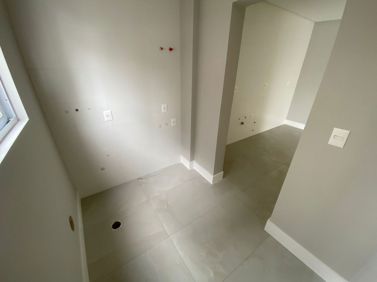 Apto Pronto de luxo na cidade de Balneário Camboriú/SC, no bairro Pioneiros, com 3 Suítes e 3 Vagas de Garagem. Localização Privilegiada. 210m do mar