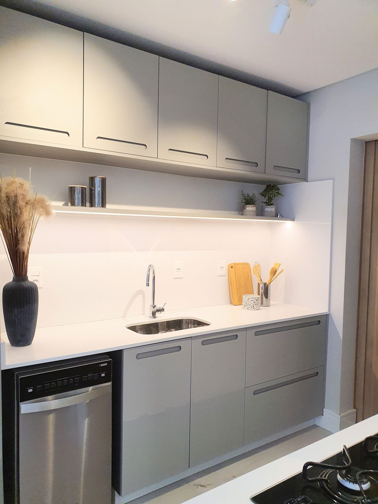 Apto Pronto de luxo na cidade de Balneário Camboriú/SC, no bairro Pioneiros, com 3 Suítes e 3 Vagas de Garagem. Localização Privilegiada. 210m do mar