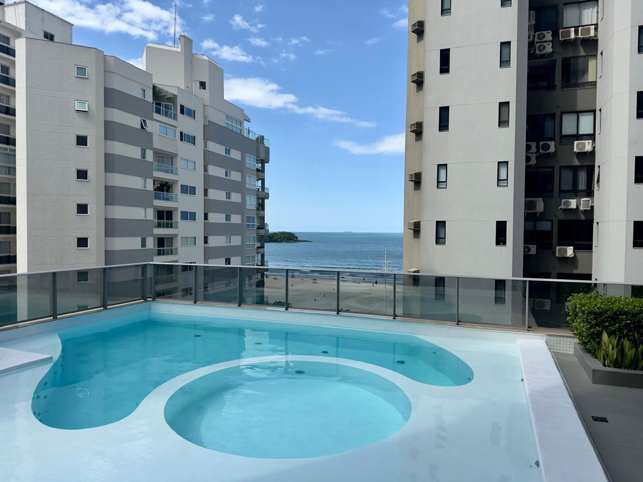 Apto Pronto em Balneário Camboriú, com 399,84m² área privativa, sendo 3 suítes, 4 vagas de garagem, área de lazer completa