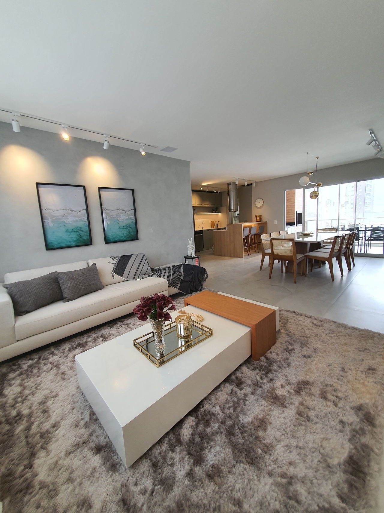 Apto Pronto de luxo na cidade de Balneário Camboriú/SC, no bairro Pioneiros, com 3 Suítes e 3 Vagas de Garagem. Localização Privilegiada. 210m do mar